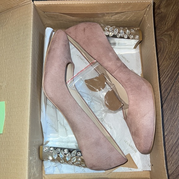 Le Chateau Suede shoe with silver crystals on the heel. US 9. - Picture 13 of 14